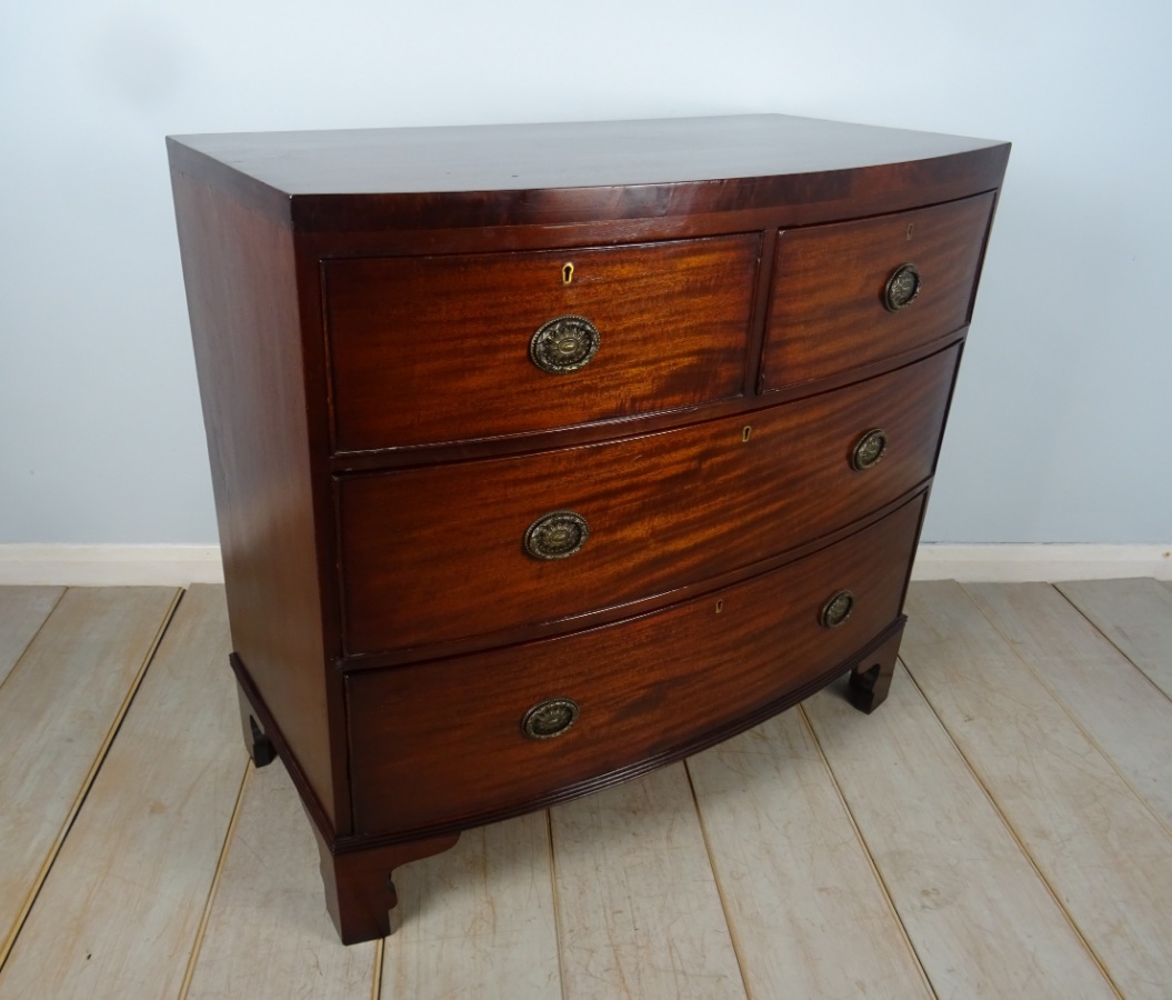 A Mahogany Bow Fronted Chest of Drawers of Small Proportions (4).JPG